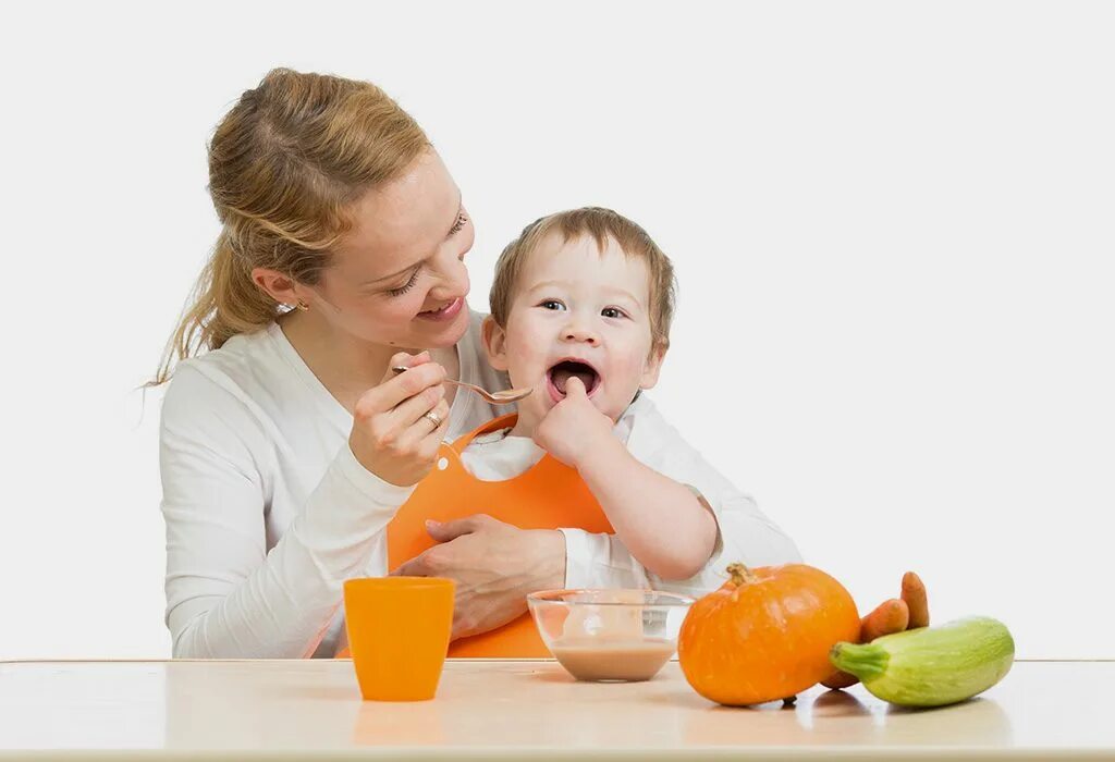 Baby food and breastfeeding schedule. Feeding форма. Feeding chart for babies. Ребенок завтракает. Мама кормит малыша.