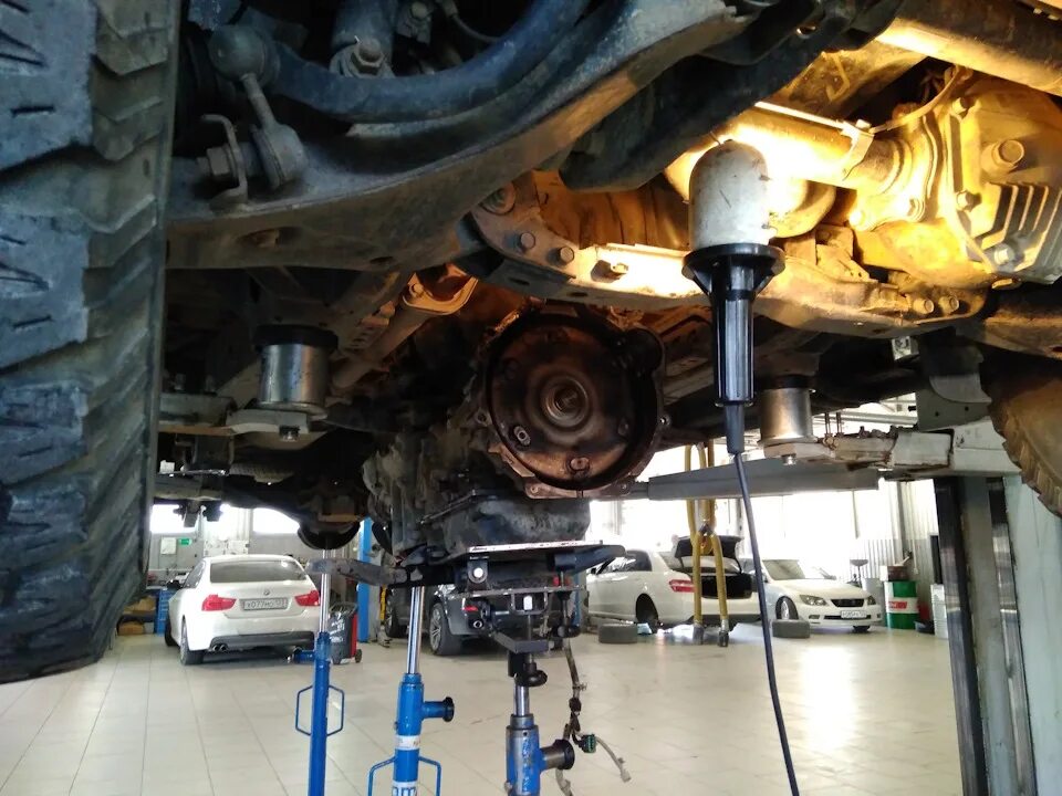 Замена акпп паджеро спорт. Сальник АКПП Паджеро спорт 1. Паджеро спорт 2 вибрация АКПП. Задний сальник АКПП Мицубиси Паджеро спорт 2010 года 2.5 дизель автомат. 27011 Сальник коробки Мицубиси.