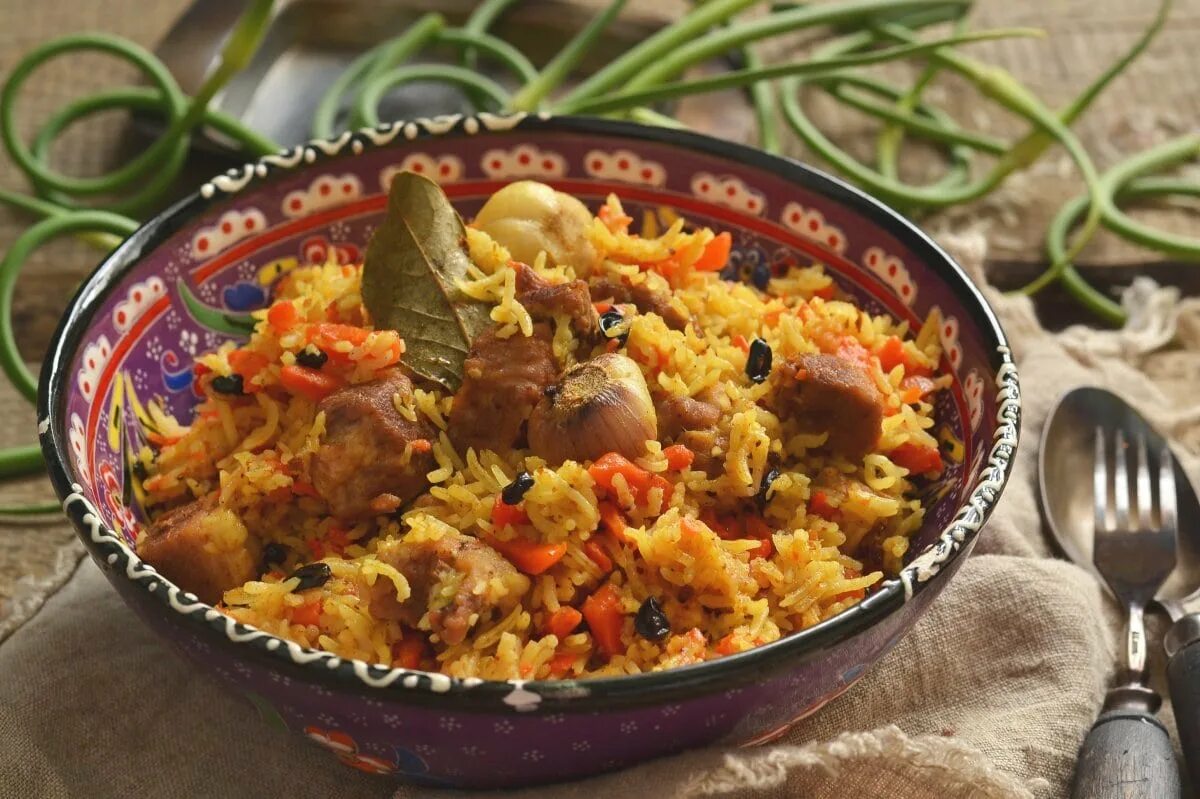 Узбекский плов kazane. Узбекский плов ситора. Плов с курицей. Рис с курицей. Узбекский плов в казане на костре.