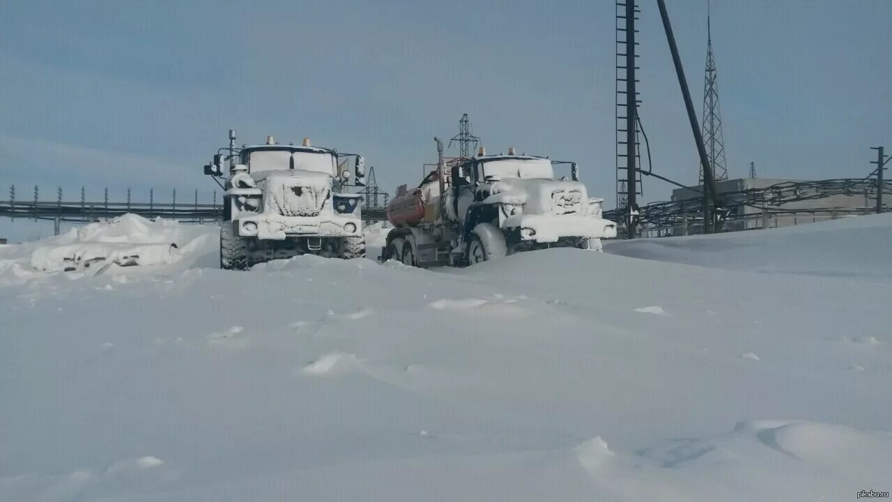 Погода новый уренгой на 5 дней. Снег в новом Уренгое. Снег на Урале. Новый Уренгой после снегопада. Переметы снега новый Уренгой.