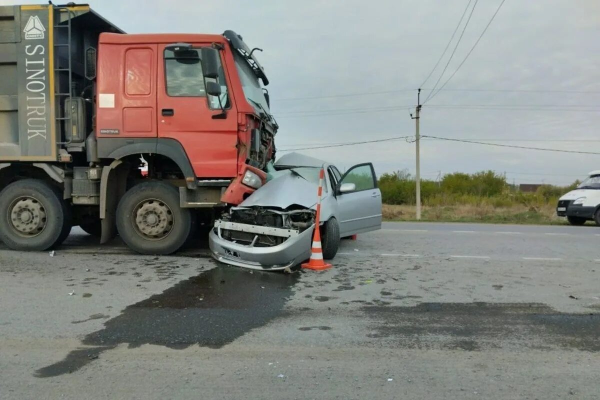 Омск 14 октября. Грузовик на трассе. Происшествия с грузовиками.