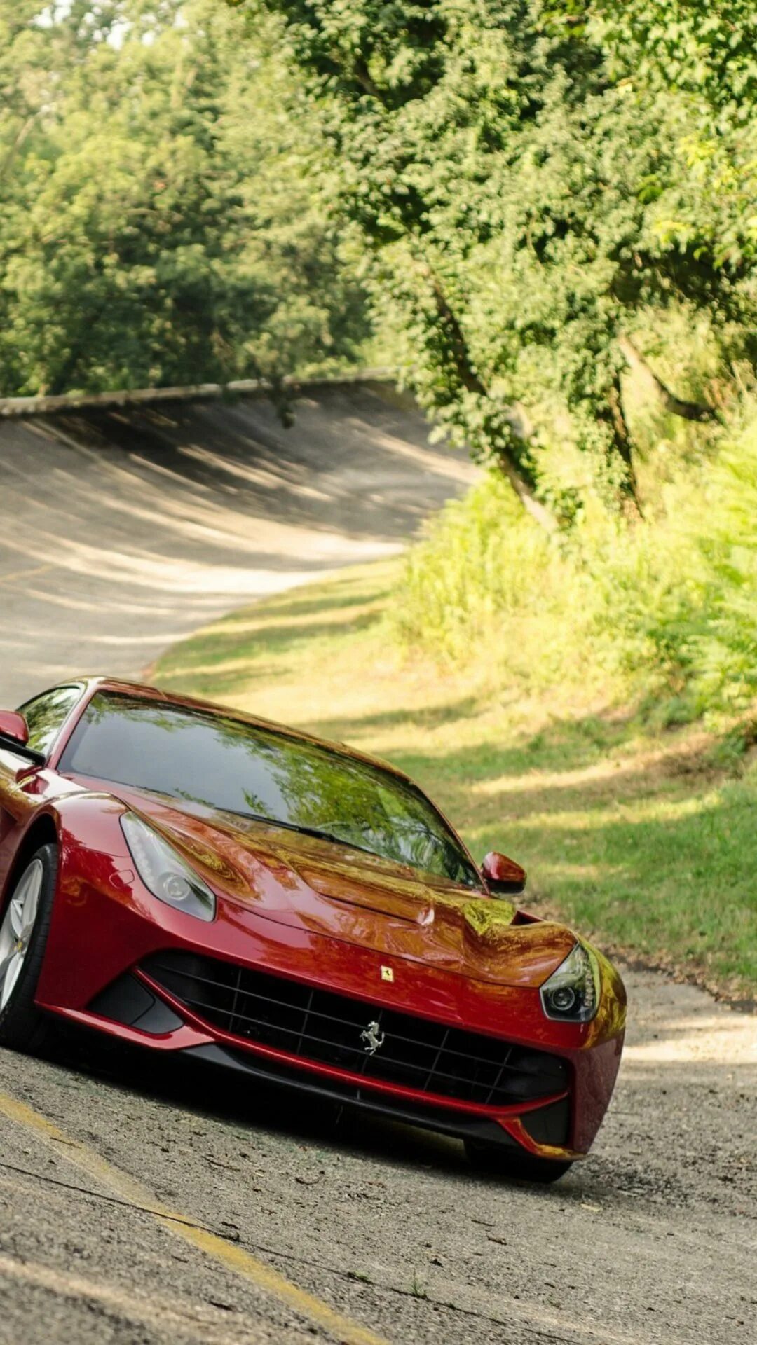 Вертикальная машина на телефон. Феррари. Ferrari f12 Berlinetta iphone. CARSDB Феррари. Красивые автомобили.