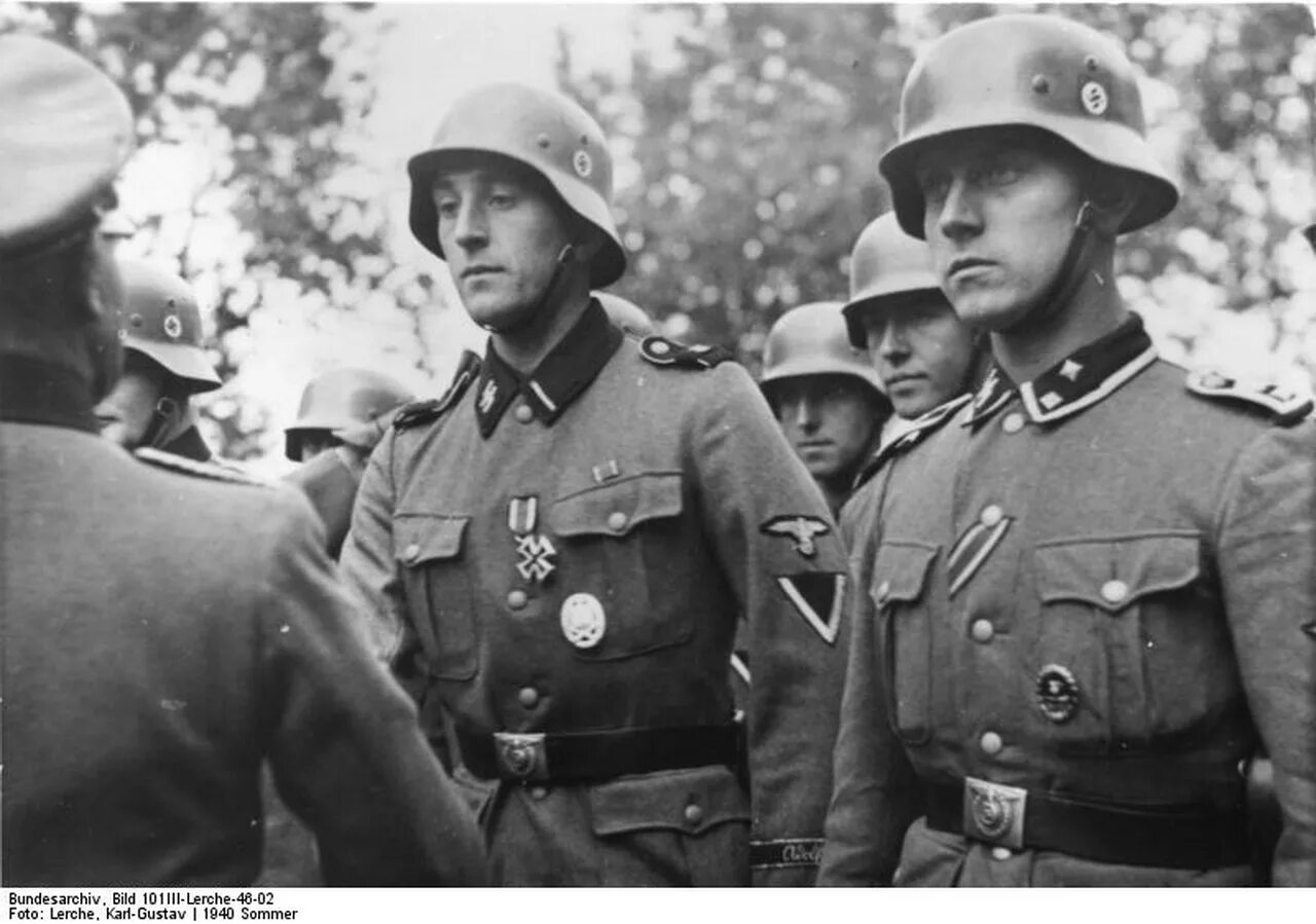 Солдаты вермахта и SS. Элитные войска СС Гитлера. Вермахт Ваффен СС 1942. Солдат СС И солдат вермахта.
