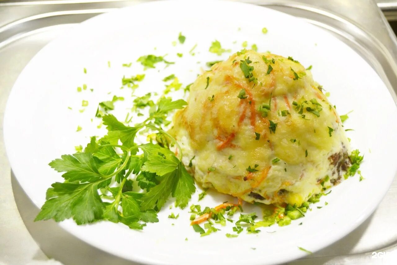 Мясо по чешски с корейской морковью. Мясо по чешски с корейской морковью. Свиная отбивная по корейски. Мясо по чешски с корейской морковкой. Мясо по-чешски рецепт с корейской морковью и грибами.