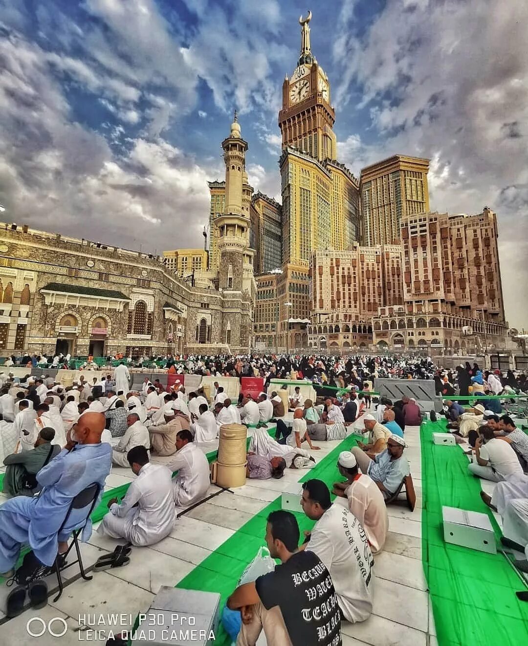 Время в мекке на сегодня. Абрадж Аль-Бейт Мекка. Рамазан в Мекке. Ифтар в Мекке. Рамадан в Мекке.