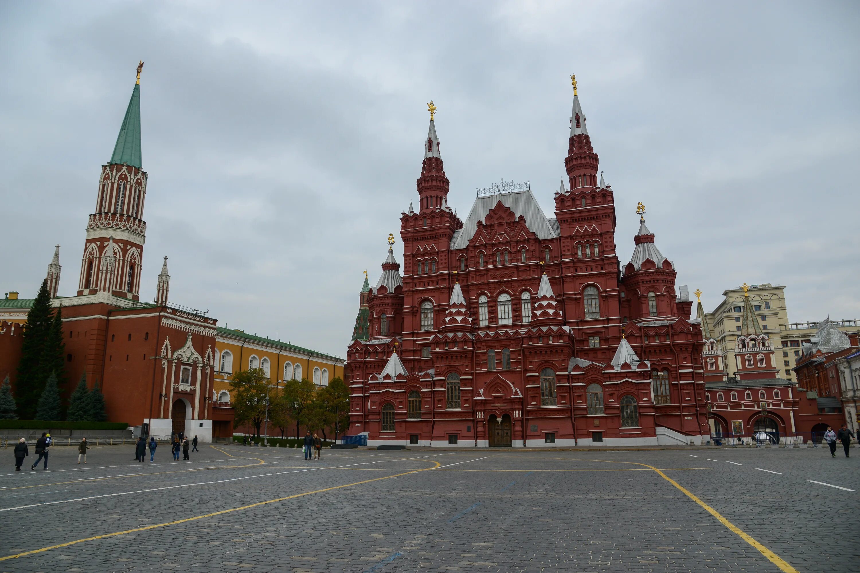 Самое высокое здание кремля. Красная площадь. Красный Кремль. Здания на красной площади. Достопримечательности красной площади.