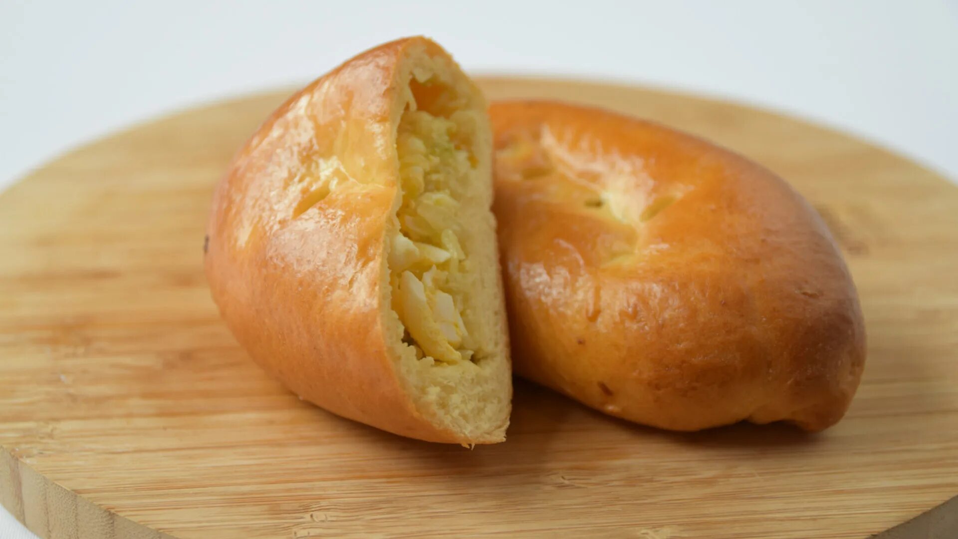 Печеный пирог с картошкой. Пирожок. пироги с капустой. пирожки печеные с капустой. пирожки с капустой и картошкой.