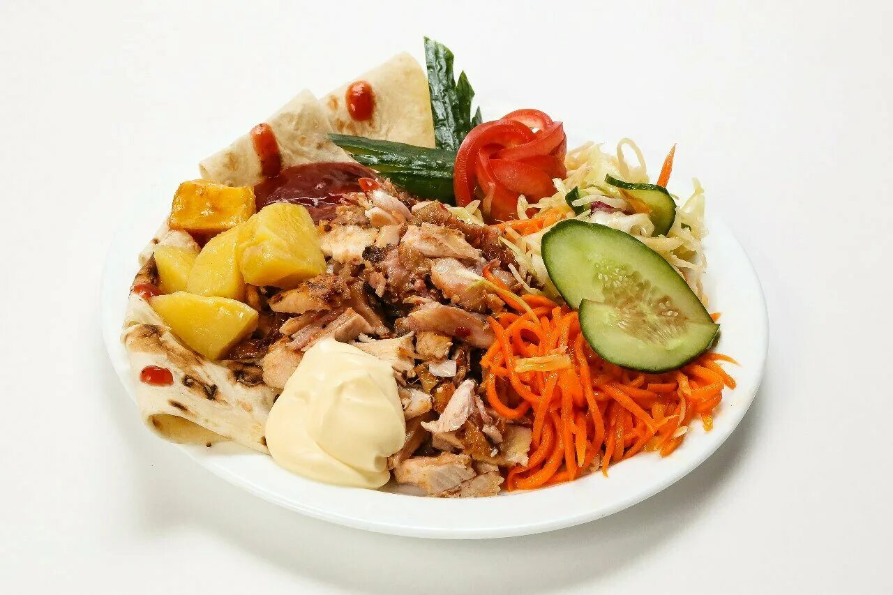 хот дог евро кебаб. шаурма на тарелке в москве. шаурма на тарелке. шаурма на тарелке санкт. открытая шаурма на тарелке.