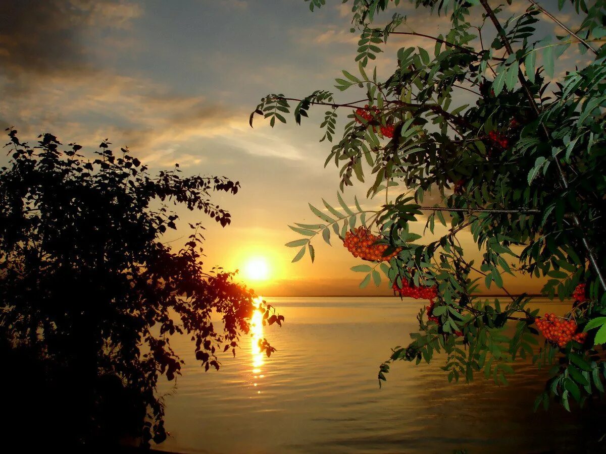 На закате дня текст. Романтические высказывания. Стихи о закате на море. Стихи закаты и рассветы. На закате дня текст.