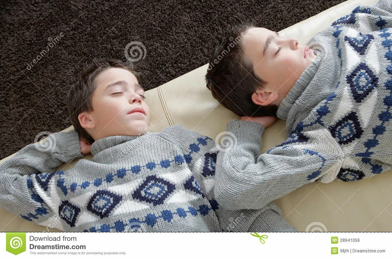 My brother are sleeping. Два мальчика спят. Два мальчика сон. Братья Близнецы спят.