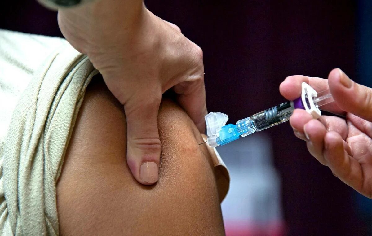 Прививка от опоясывающего. Вакцина бцж. укол прививка. введение вакцины.