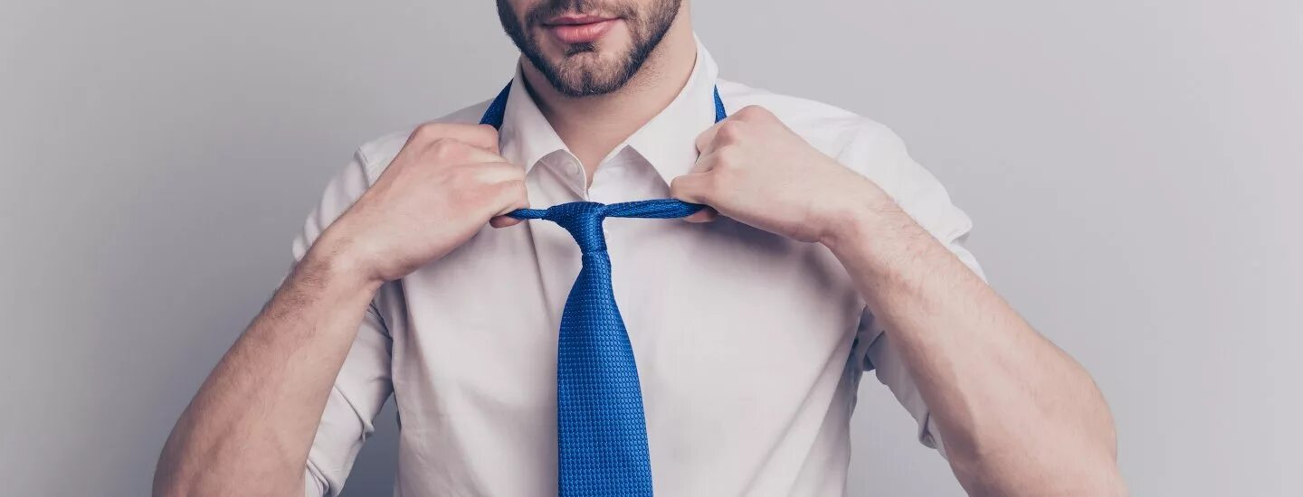 Галстук нотариуса что это. Человек в галстуке. Развязанный галстук. Мужик в галстуке. Завязываем галстук.