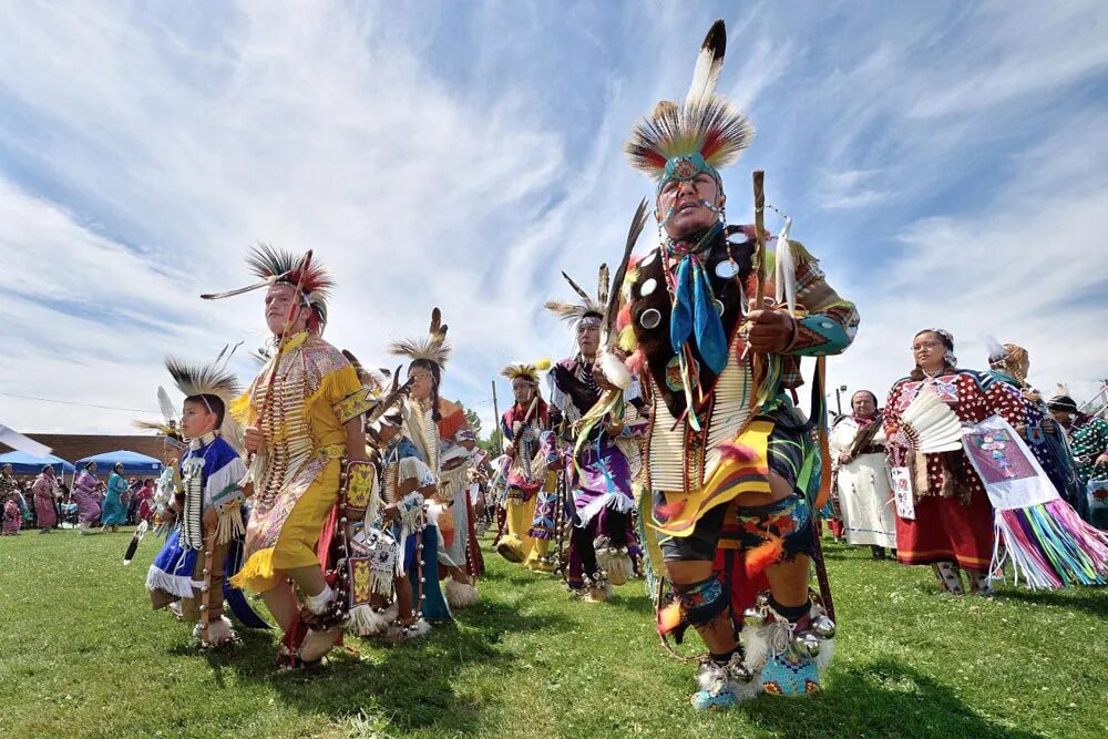 Where does the pow wow take place. Pow wow. pow wow джиженте. drum singers pow wow. powwow party что за праздник.