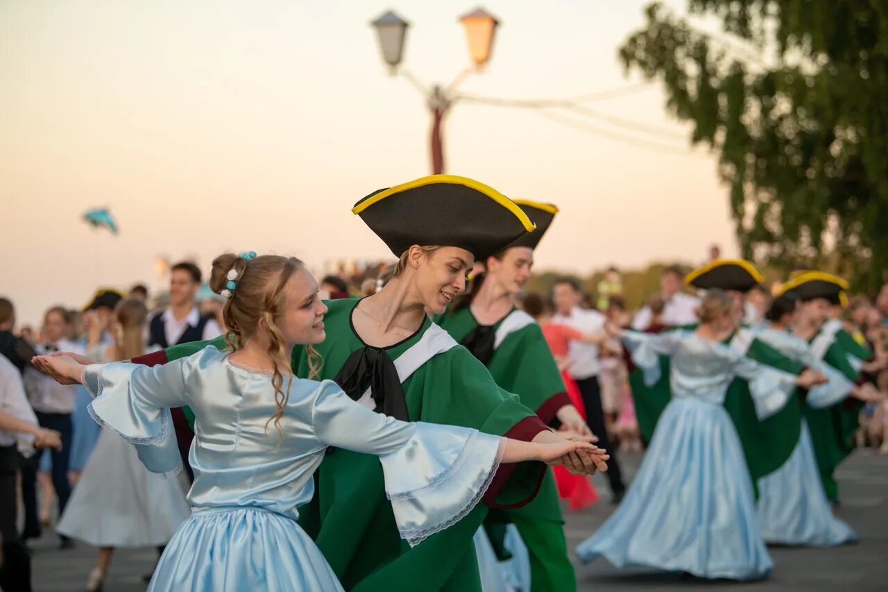 Когда отмечают день. Алые паруса Петрозаводск 2022. С днём города Петрозаводска Алые паруса. Пушкинский бал. Выпускники Петрозаводска шествие.