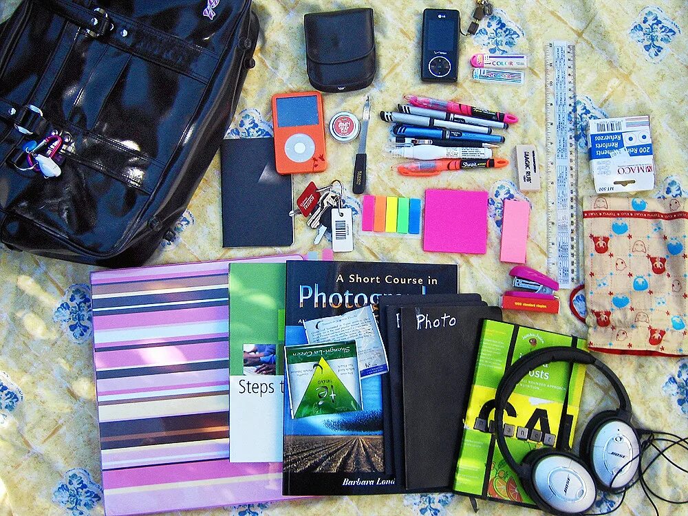 Что лежит в портфеле. Собираю сумку в школу. Рюкзак школьный. Что положить в рюкзак в школу. Что должно быть в портфеле у девочки.