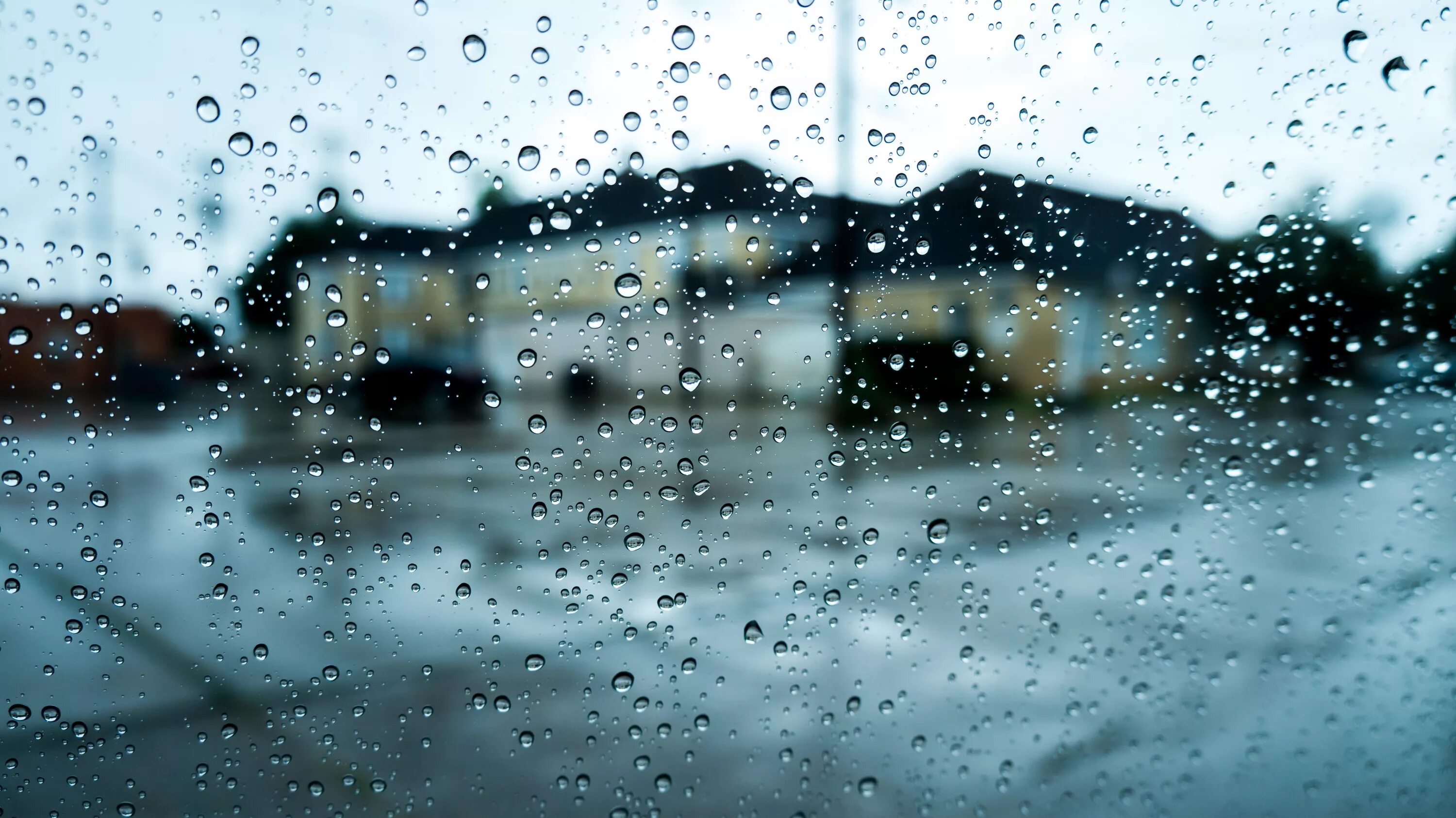 Wasn t raining. Обои дождь. Дождь на рабочий стол. Заставка на рабочий стол дождь. Капли дождя на стекле.