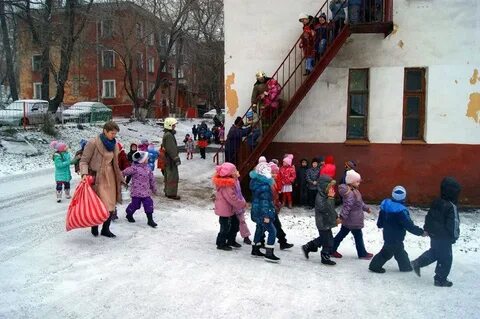 Ребенка выводят из детского сада