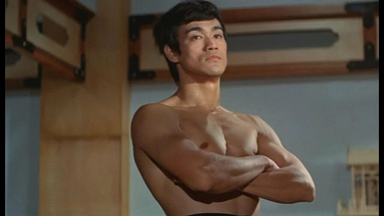 Брюс ли на русском языке. Брюс ли кулак ярости 1972. Bruce Lee кулак ярости.