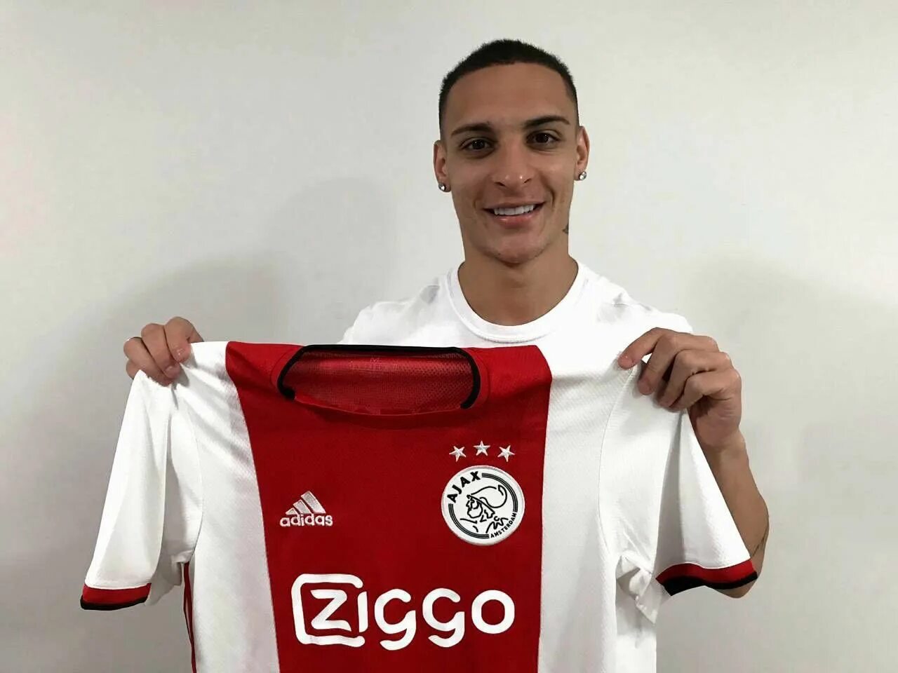 Antony футболист. Антони футболист. antony matheus dos santos. антони матеус фото. afc ajax antony sell.