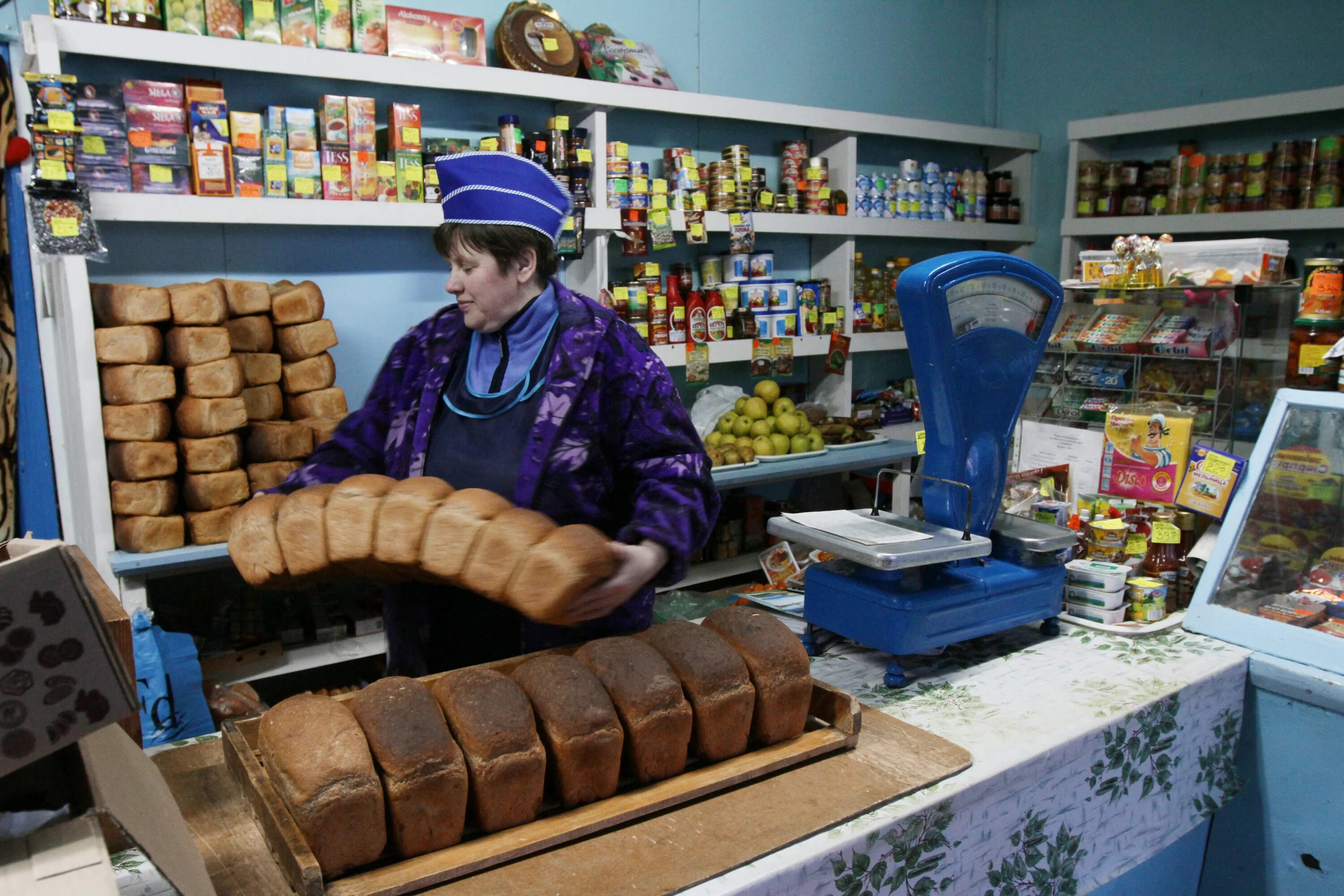 Купить магазин в деревне. Сельский магазин. Прилавок сельского магазина. Сельский продуктовый магазин. Продуктовый магазин в сельской местности.