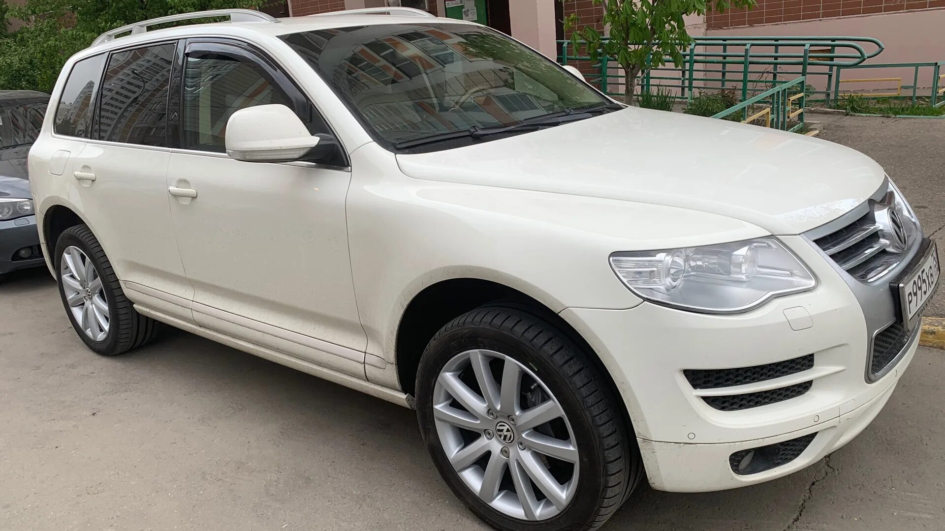 Volkswagen touareg 2009. Volkswagen Touareg 2008 белый. Белый Туарег 2008. Фольксваген Туарег 2009 белый. Белый Туарег 1.