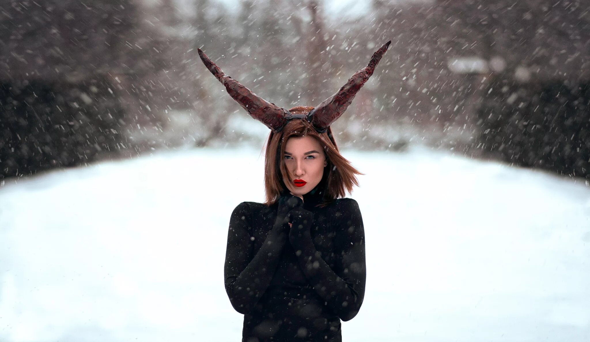 Женщина в сугробе. Зимняя фотосессия. Девушка в снегу. Фотосессия зимой. Зимние фотосессии девушек.