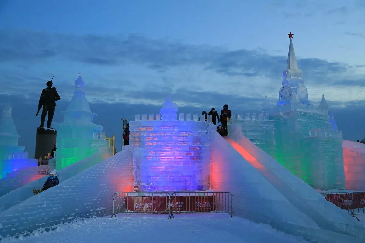 Ледяная Москва на Поклонной горе. Парк Победы на Поклонной горе зимой. Поклонная гора в Москве. Поклонная гора в Москве зимой. Ледовый московского