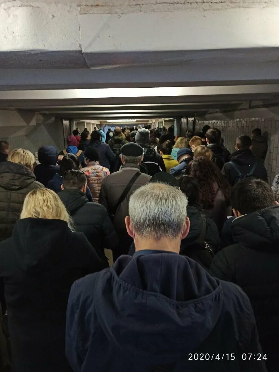 Давка в метро в Москве 2020. Толпа в метро. Толпа людей в метро. Толпа в метро Москвы. Много людей в метро