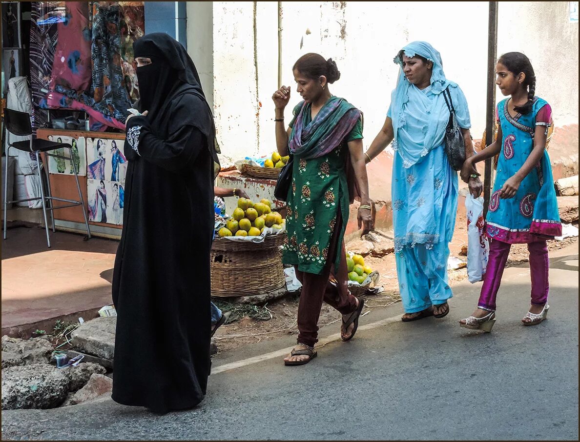 Мусульманки в Индии. Женщины на улицах Индии. Больше мусульман живет