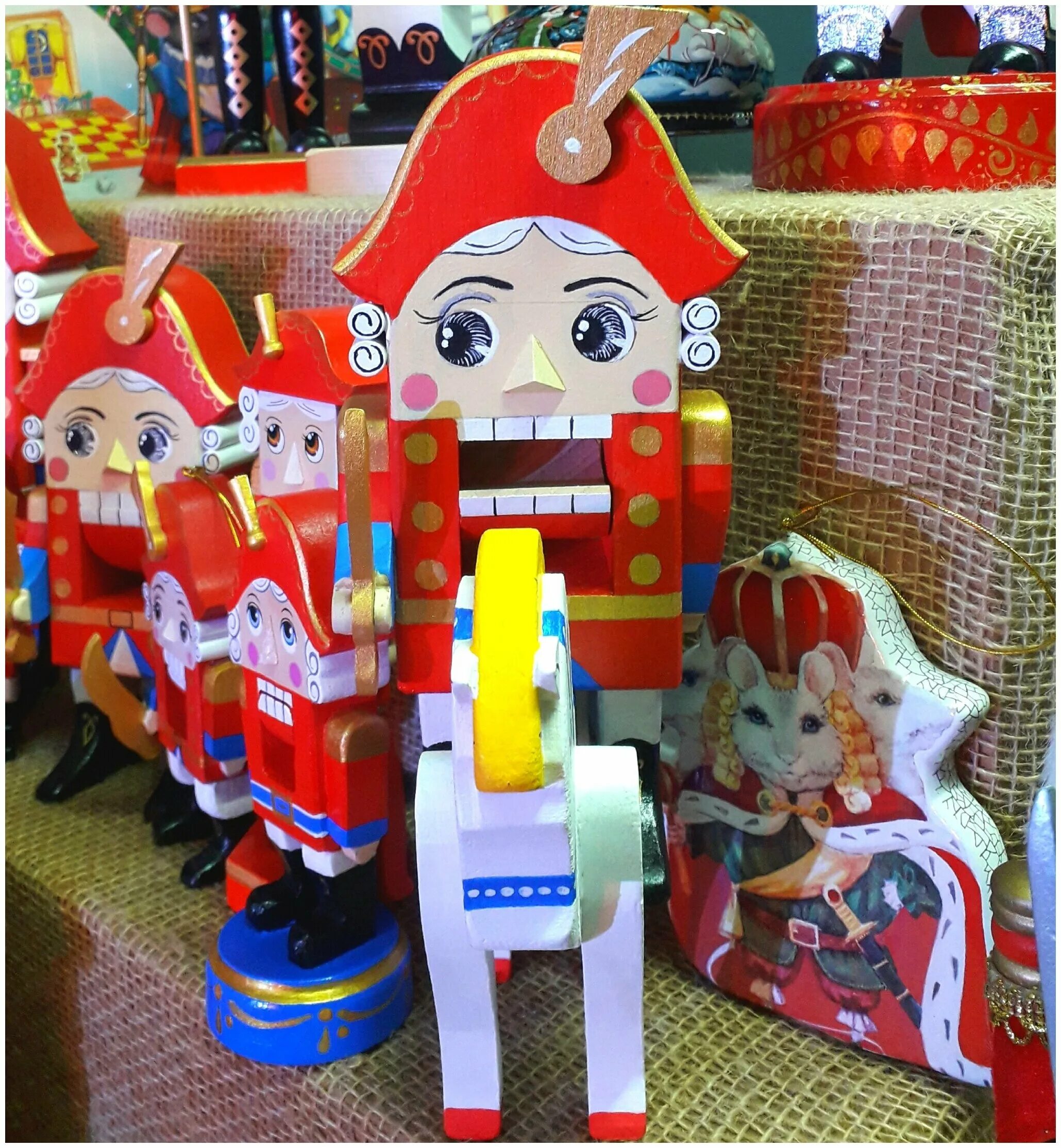 ави кац cofix. щелкунчик игрушка деревянная большая. щелкунчик деревянный. щелкунчик на коне с трубой. щелкунчик большая елочная игрушка.