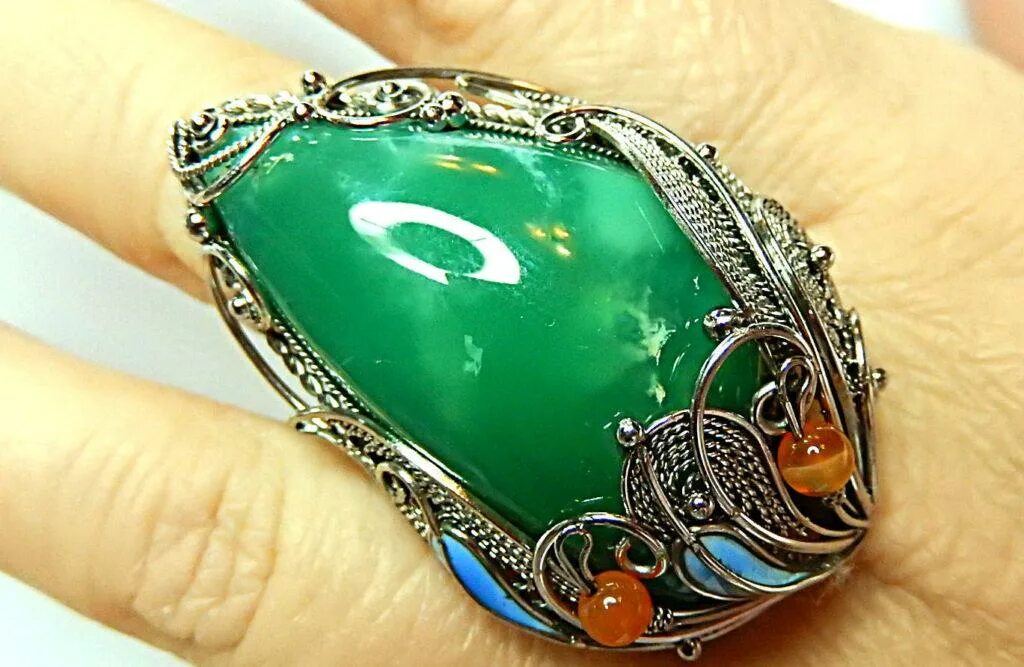 Кварц хризопраз. Хризопраз сочетается. Хризопраз сочетается. Кольцо с хризопразом. Халцедон, жадеит, бирюза, оникс, хризопраз, опал.