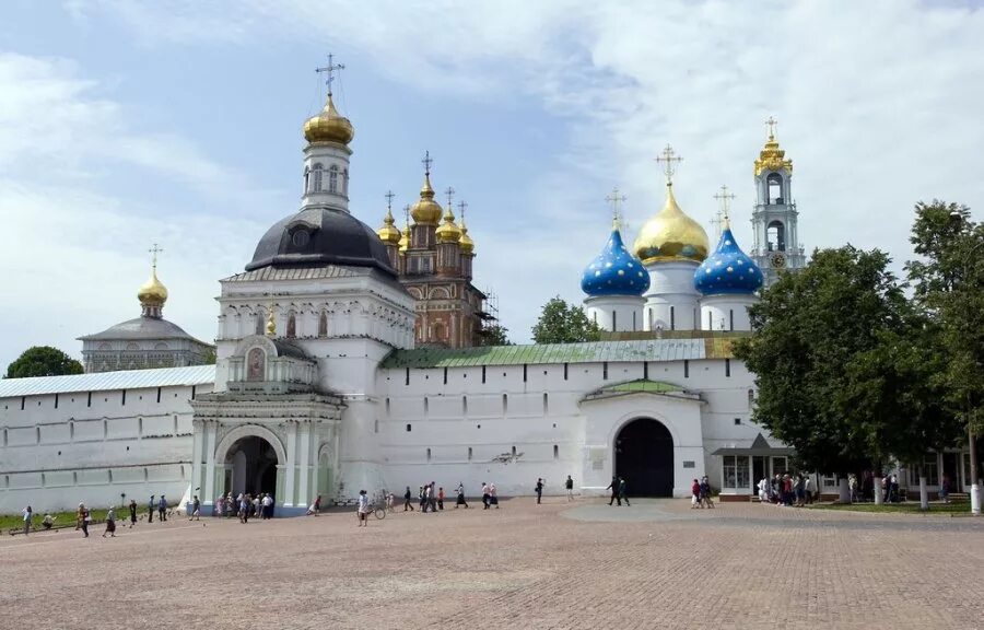 Название монастыря. Лавра Сергиев Посад ворота. Троице-Сергиева Лавра Успенские ворота. Сергиев Посад Троице Сергиева Лавра центральные ворота. Троицкий собор Троице Сергиевой Лавры ворота.