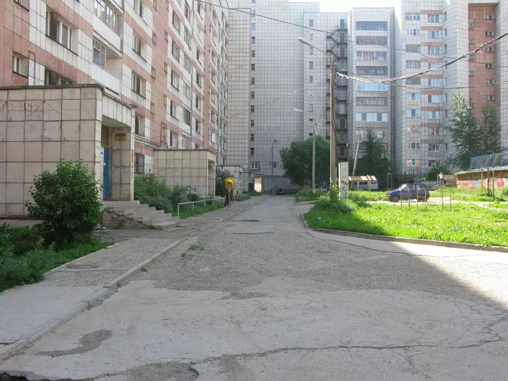 Пермская 126 пермь двор. Дворик пермь. Дворик пермь. Красивый дворик в перми. Необычные дворы перми.