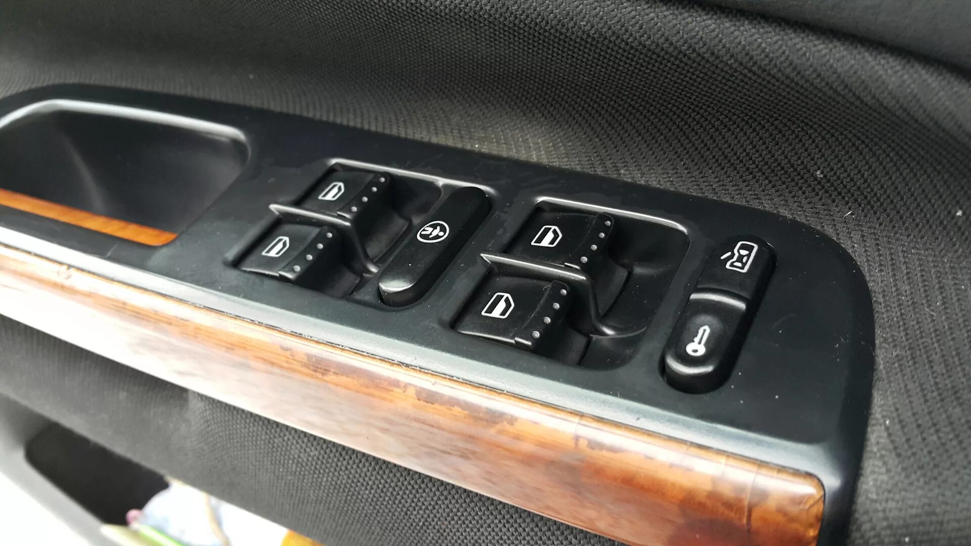 Кнопку посередине. Блок кнопок стеклоподъемников гольф 4. Polo Volkswagen 2013 блок стеклоподъемников. Кнопка стеклоподъемника Golf 4. Кнопка стеклоподъемника водительской двери т5 Фольксваген.