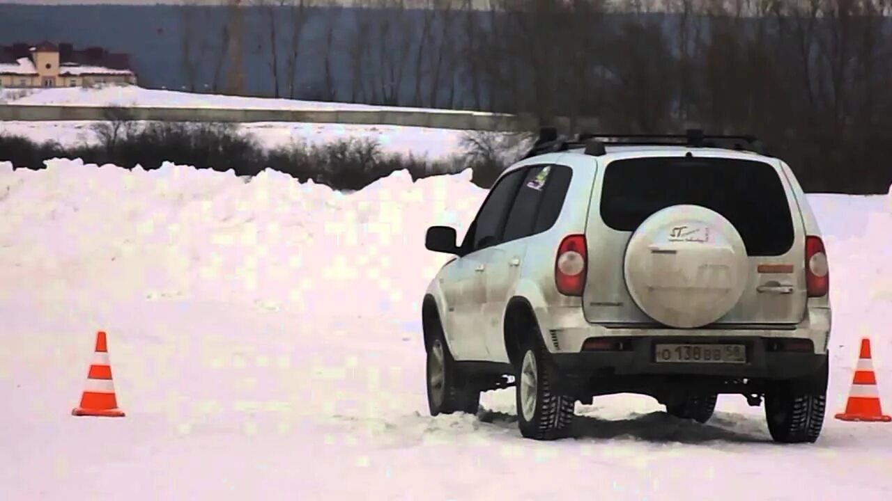 Почему крутит ниву. Шеви Нива с прицепом. Chevrolet Niva с прицепом. Шеви Нива до 2009г.в.. Шнива с прицепом домом.