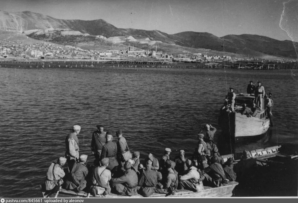 Битва за новороссийск. Освобождение Новороссийска 1943. Освобождение Новороссийска малая земля. Освобожденный Новороссийск 1943.