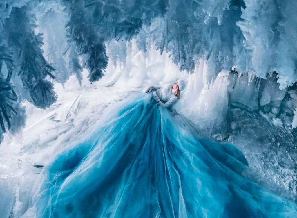 Среди снега и льда. Ледяное платье. Девушка во льду. Ледяная девушка.