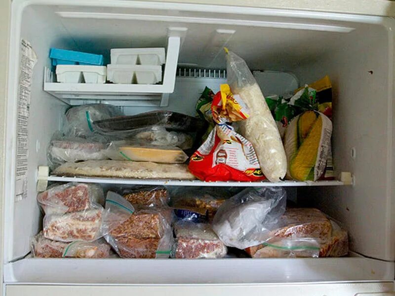Можно ли хранить колбасу в холодильнике. Холодильник с продуктами. хранение рыбы в холодильнике. продукты в морозилке. хранение в морозилке.