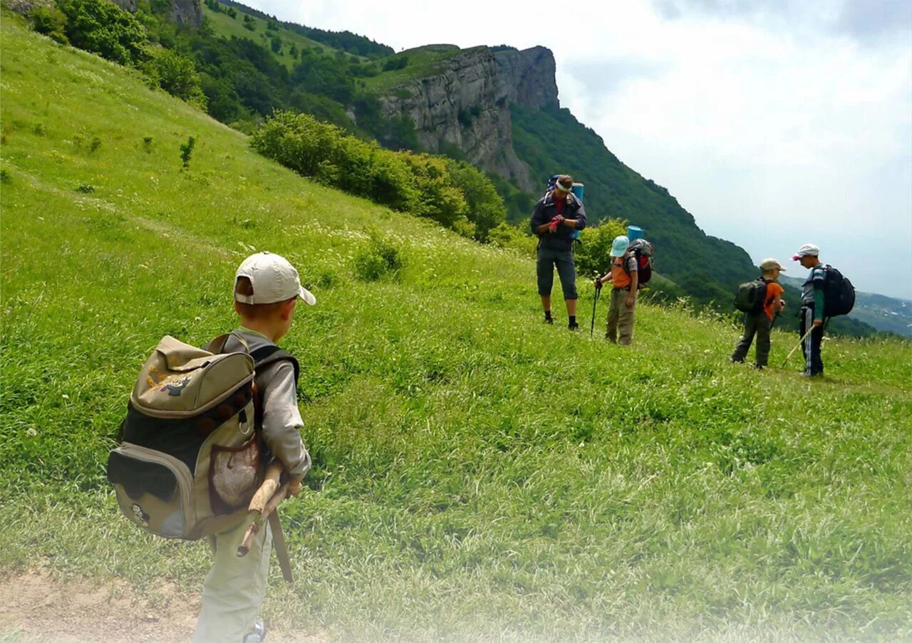 Mountain child. Туристический поход с детьми. Поход в горы. Туризм дети. Пеший туризм детский.