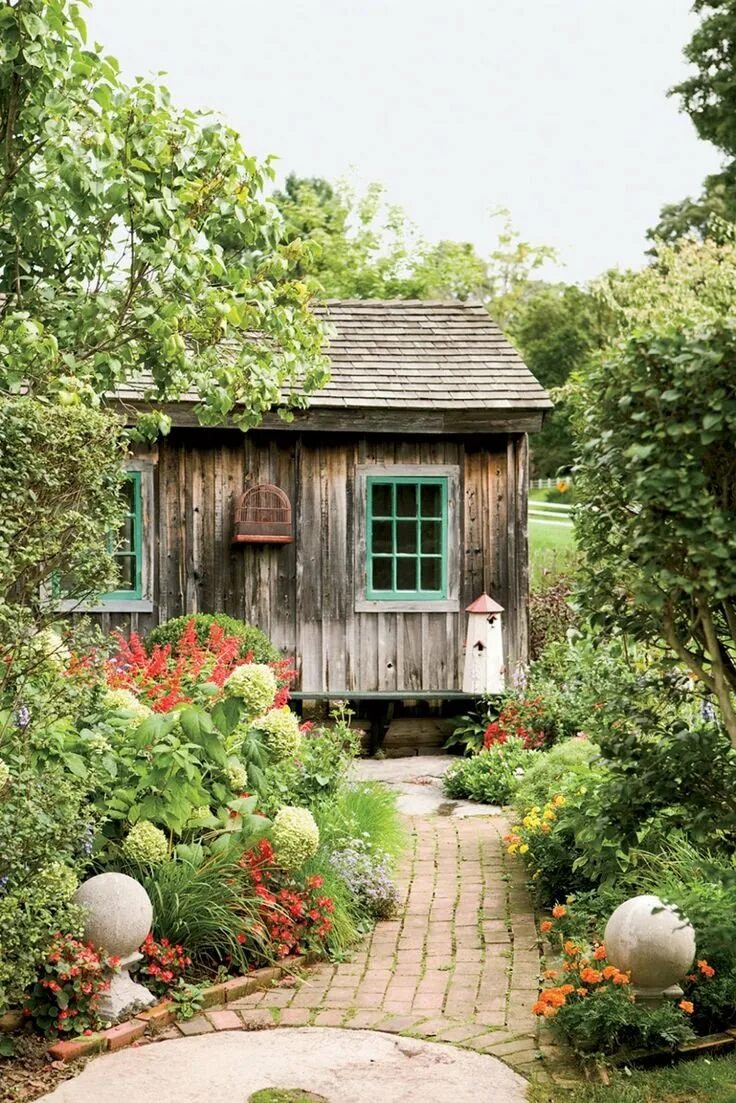 Деревенский сад. Рустикальный стиль в саду. Маленький домик с огородом. Дачный участок в деревенском стиле. Дачный домик с огородом.