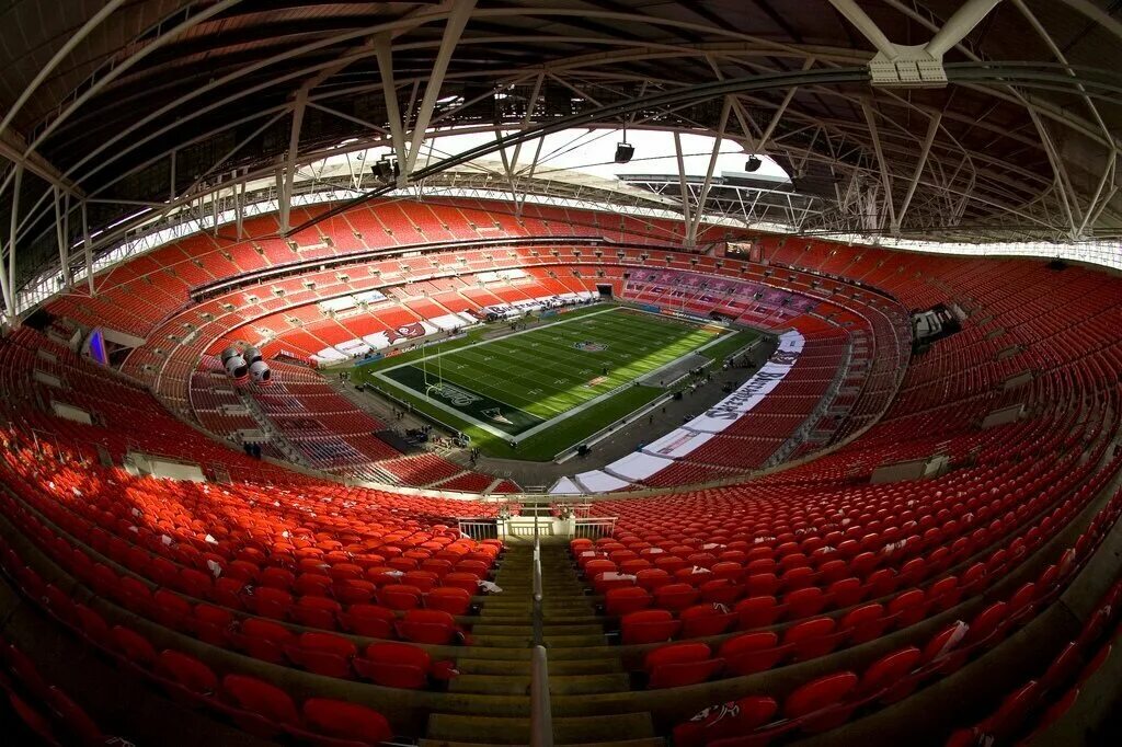 Стадион узнать. Стадион Уэмбли в Лондоне. Новый стадион «Уэмбли» в Лондоне. Стадион Уэмбли в Лондоне вместимость. Лондонский стaдион «Уэмбли».