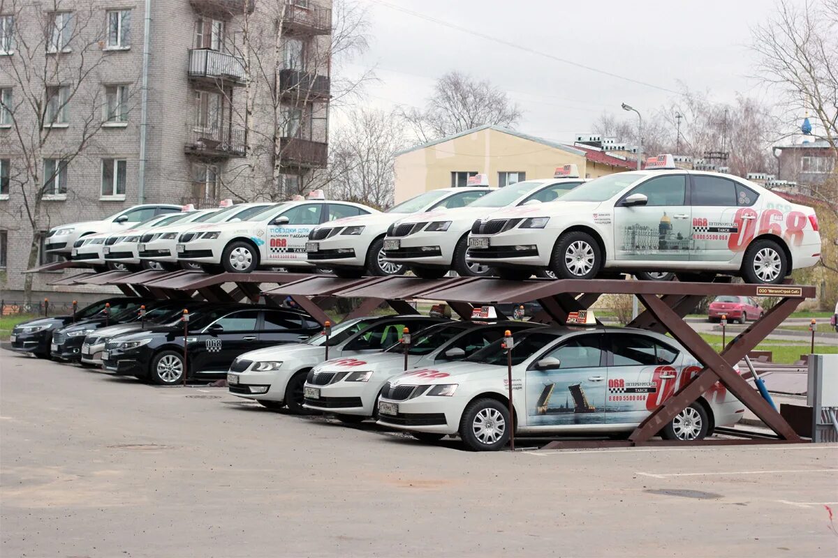 Двухъярусный автостоянка. Надземный паркинг. Двухъярусные парковочные системы. Многоуровневая парковка. Двухэтажная парковка для автомобилей.