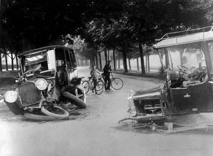 100 лет тому назад трейлер. Автомобильные аварии 1910 года. Автомобили 100 лет назад.