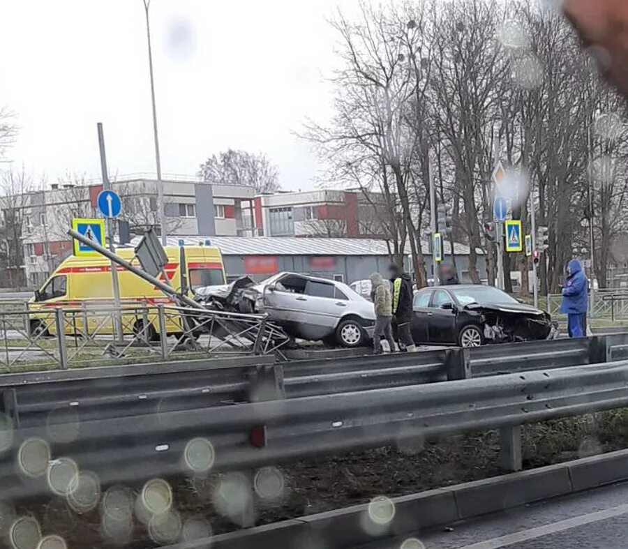 Авария на Московском проспекте в Калининграде. Авария на Московском проспекте в Калининграде Мерседес. Авария на Московском проспекте в Калининграде вчера. Вчера ДТП на Московском проспекте в Калининграде. Купить в калининграде сегодня