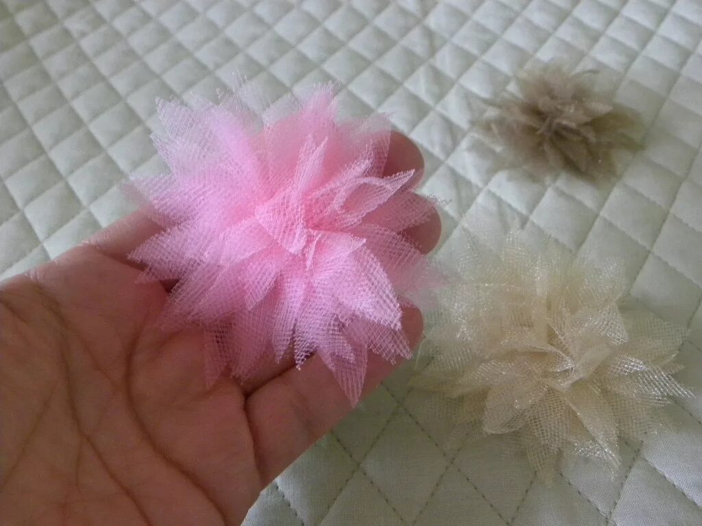 Цветочки из фатина. Цветы из фатина своими руками. Цветы из фатина. Цветы из фатина. Цветы из сатина своими руками.