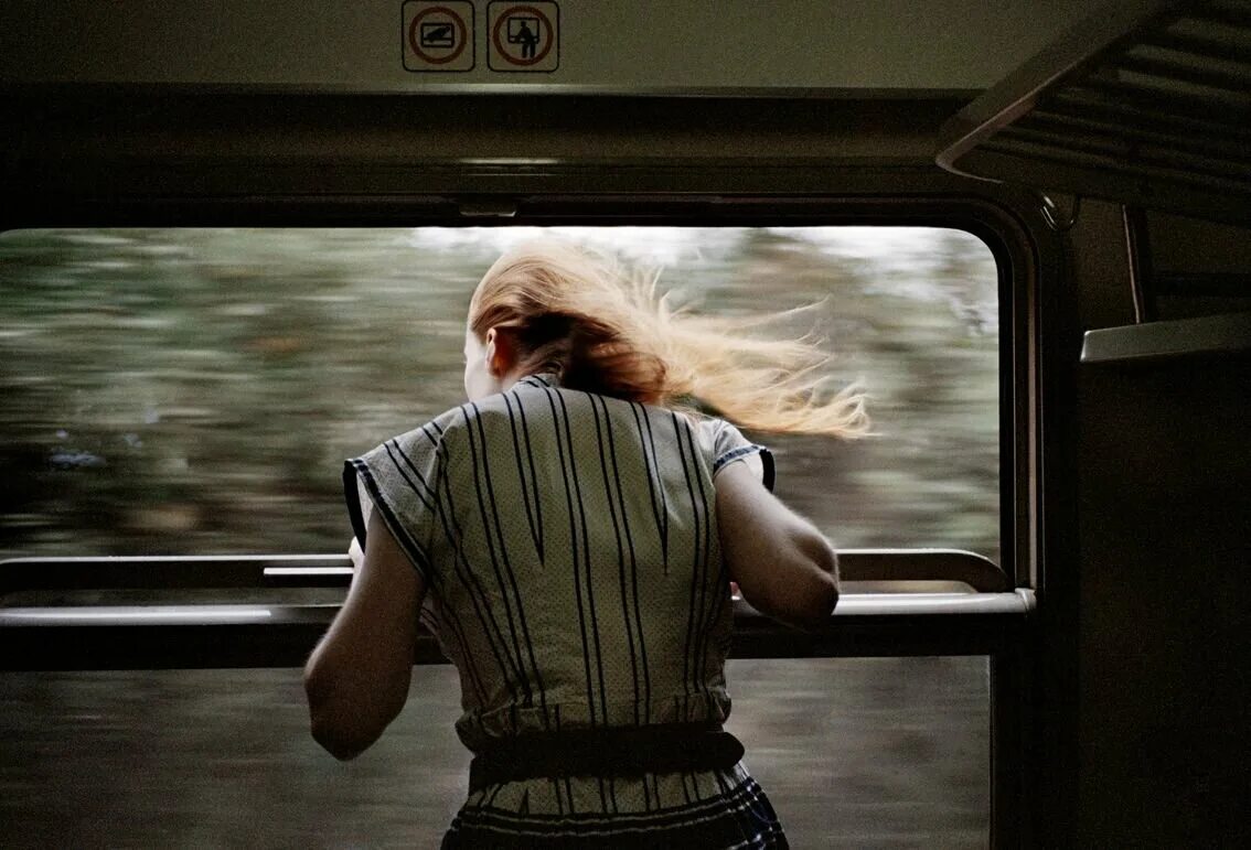 Уезжать наблюдать. Окно поезда. Девушка уезжает. Девушка в поезде. Женщина у окна поезда.