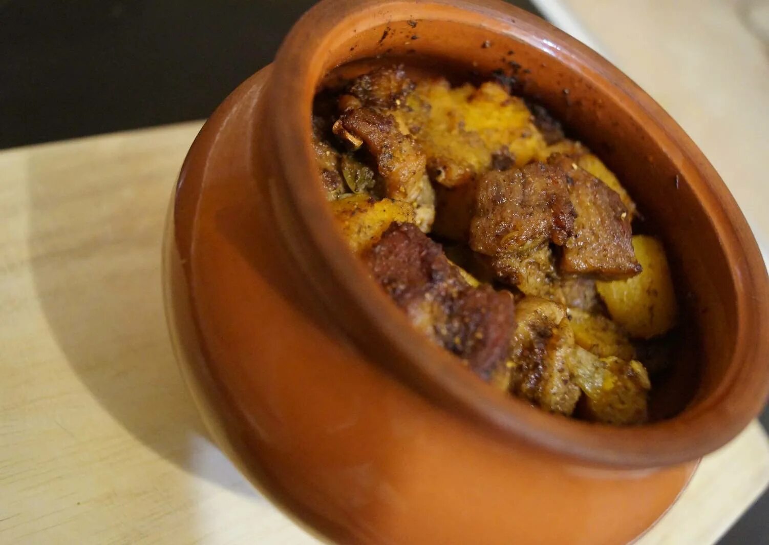 жаркое из свинины с картошкой в горшочках. жаркое в горшочках. мясо в горшочках с картошкой. жаркое по домашнему в горшочках. свинина в горшочке в духовке просто.