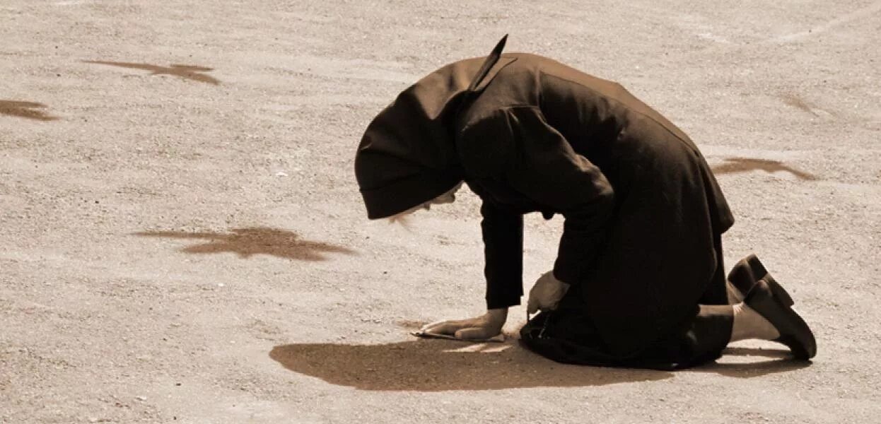 отчаяние смирение. человек молится. кайся грешник. одинокий монах афон. отчаяние смирение.