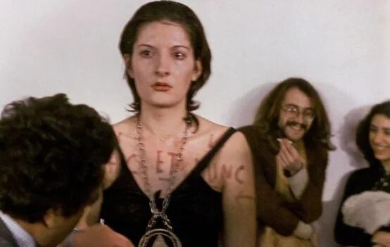Ритм 0. Марина абрамович перформанс 1974. мария абрамович перформанс 1974. мария абрамович перформанс ритм 0. марина абрамович ритм 0 1974.