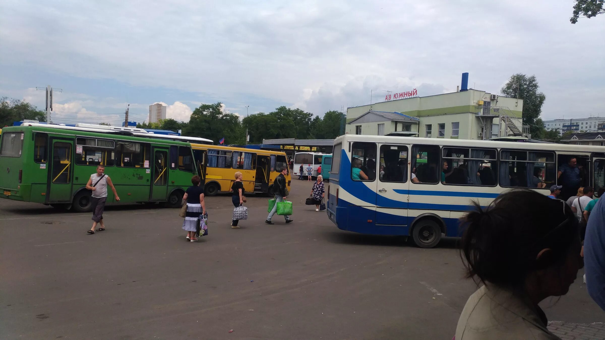 Автостанция Южный Донецк ДНР. Автовокзалы Донбасса Южный. Автобус Южный Донецк. Донецкий автовокзал Южный.